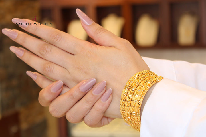 <p style="direction: ltr;">21K Emirati Bangle <span style="font-size: 0.875rem;">Made of 21K Yellow Gold</span> by Saeed Jewelry-سحبة-خليجي